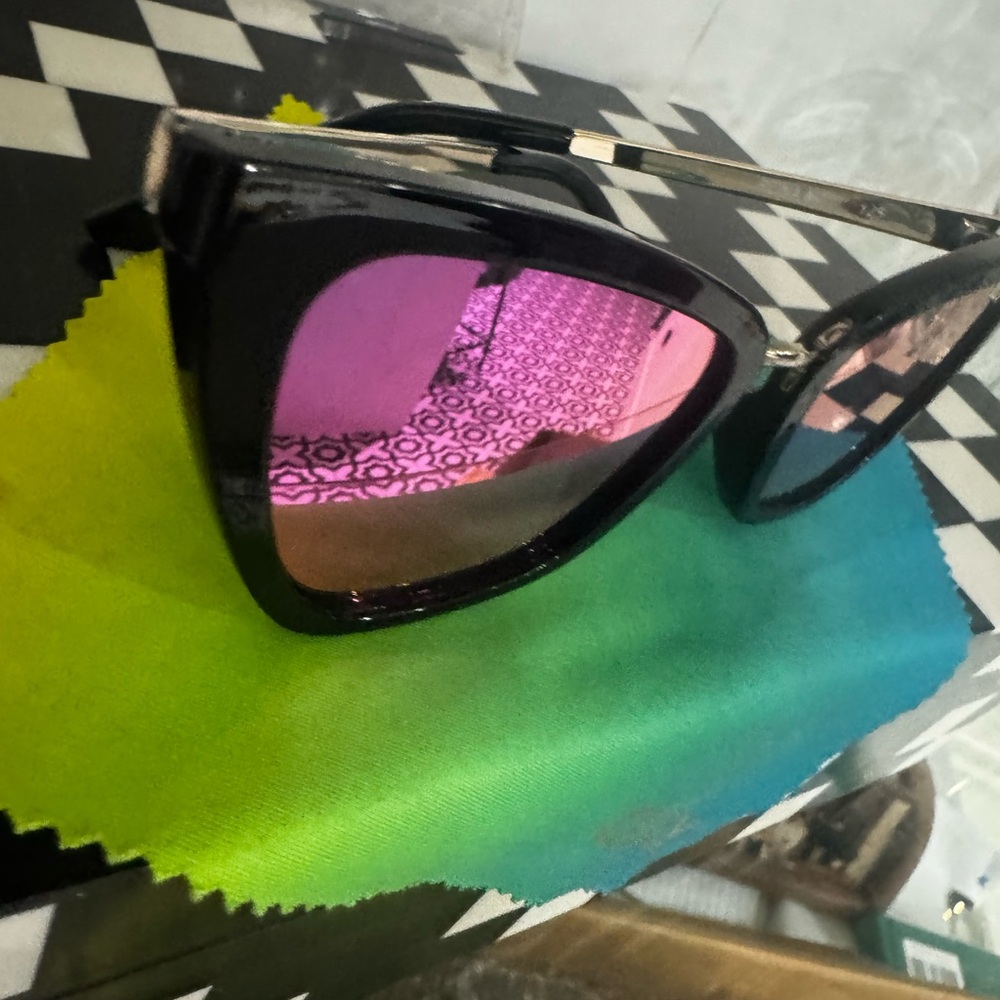 Quay Reina Cat eye Black Pink Sunglasses N…